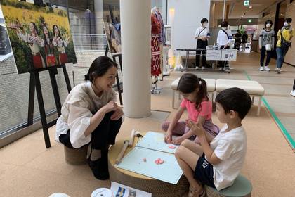 ブルガリアのバラ祭りをテーマに子供向けのアートイベントを開催